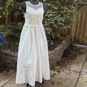 Wedding Dress Elegant White Lace bodice. Size small measurements in pics